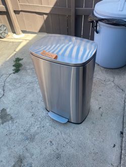 Excellent condition, 13 gallons trash can