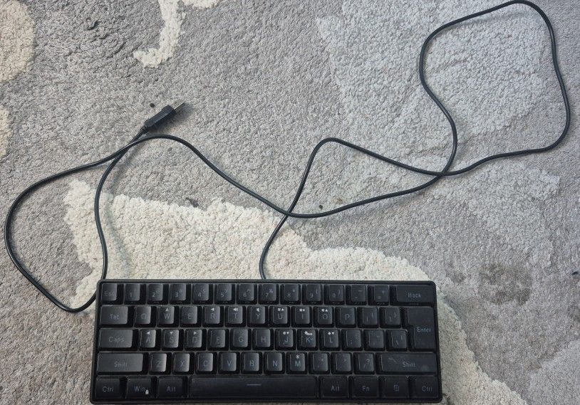 Snpurdiri V700 RGB Gaming Keyboard – 60% Layout – No Cable – Works Great