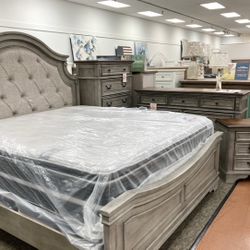 New King Bedroom Set — SPECIAL 