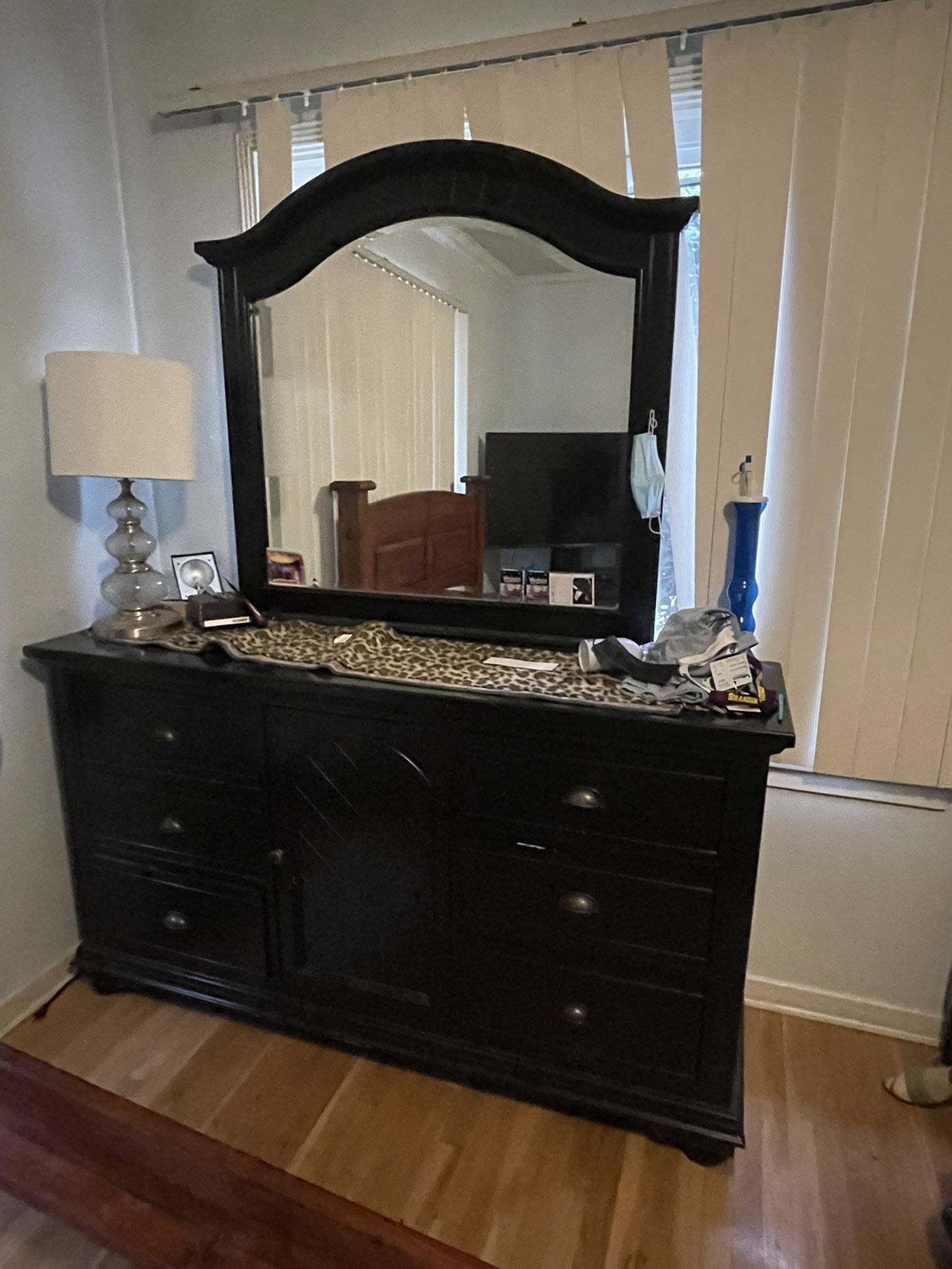 black dresser w/ mirror
