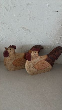 2 wood Roosters