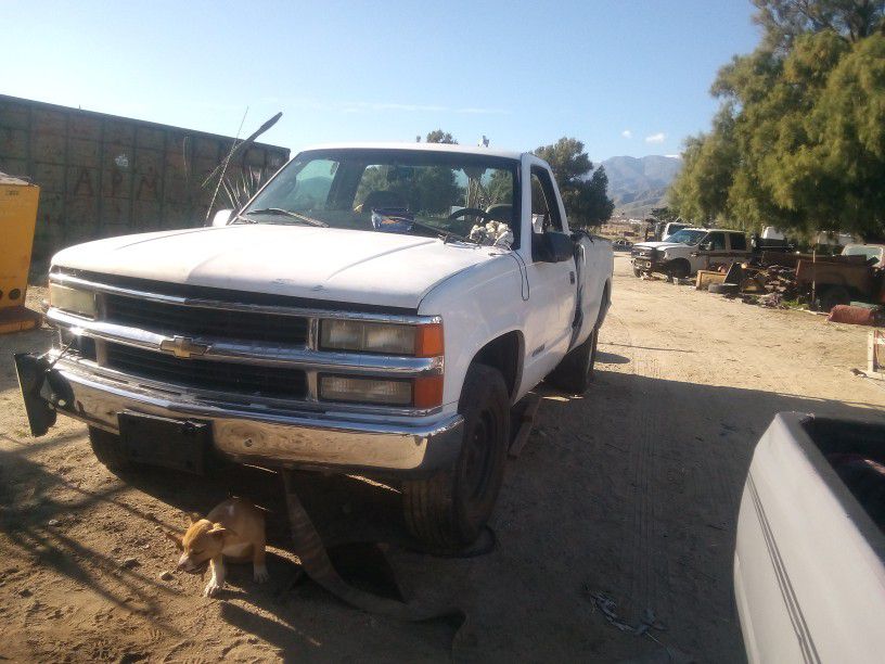 2000 Chevy 2500 For Parts 