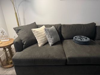 Jeromeโs sectional no damage 1.5 years old great condition.