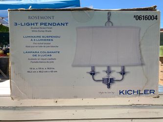 Lámpara colgante de tres luces acabado de niquel cepillado con pantalla blanca dr yute $40.00 nueva en su caja