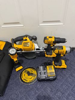 DEWALT 20V MAX 4-Tool Combo Kit Drill Driver, Impact, Circular Saw, and Flashlight