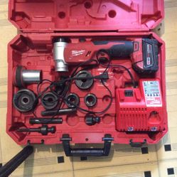 MILWAUKEE 6 TON KNOCKOUT TOOL NO. 2677-20 & BATTERY AND CHARGER AND  KNOCKOUT DIES