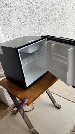 Mini fridge with freezer