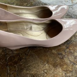 Bandolino Womens Pink Shiny Embossed Pointed Toe Wedge Heels Shoes Size 8