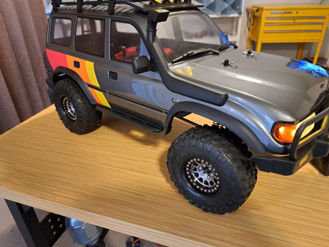 Traxxas TRX4 with FMS Toyota Land Cruiser Body
