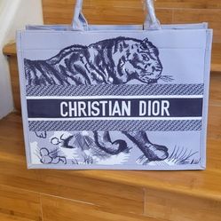 Brand New Women Tote Bag .. Ask For More Style Pics And Brand If You Intersetd