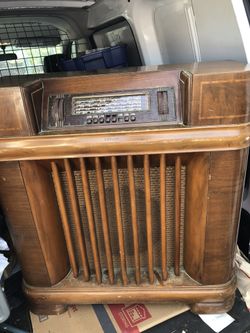 Antique Philco multi banded short wave cabinet..