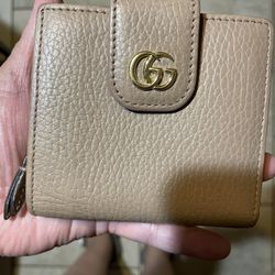 Gorgeous Gucci Wallet 