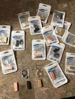 Selling 8 together 1TB USB 3.1 Flash Drive Plug and play BRAND NEW