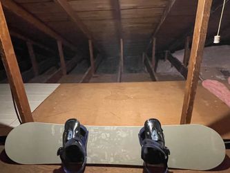 Burton Dominant Snowboard + Burton Freestyle Bindings – 152 cm (5 ft) – Excellent Condition