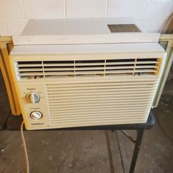 GOLD STAR 5250 BTU A/C UNIT GOOD COLD AIR CLEAN QUIET EFFICIENT UNIT WORKS GREAT 