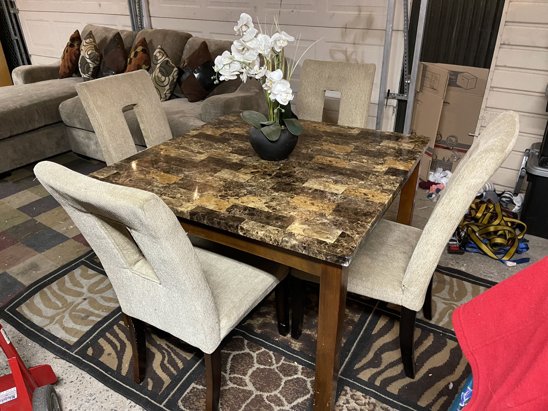 DINING ROOM TABLE WITH 4 BEAUTIFUL CHAIRS… FREE DELIVERY AVAILABLE 🚛🚛🚛