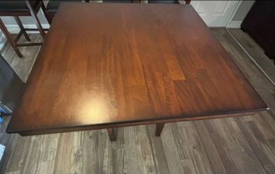 High Table and 4 bar stools Exelent Condicion