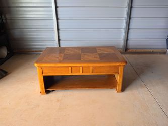 Lift top coffee table ( Free Delivery if Needed)
