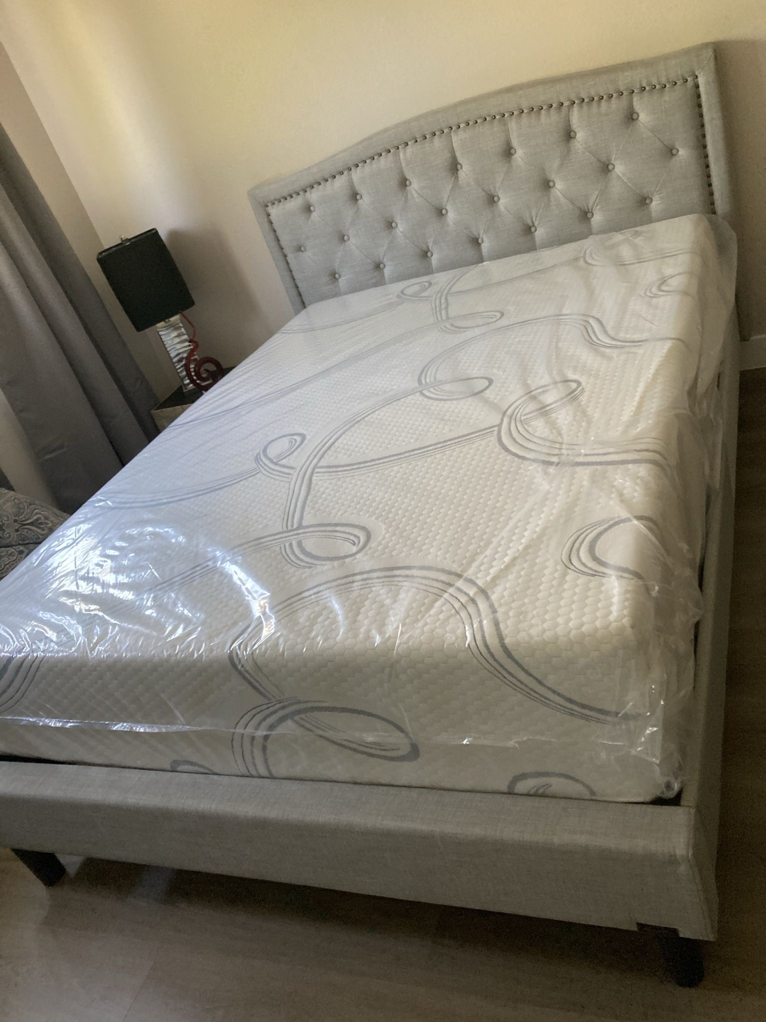 Queen Size Memory Foam Gel New 