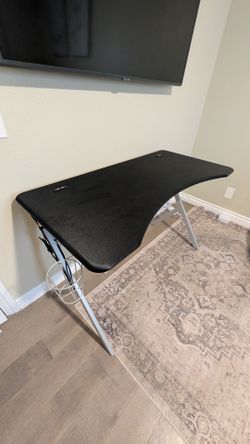 Excellent Condition Niantic 47.4'' Gaming Desk by The Twillery Co.®