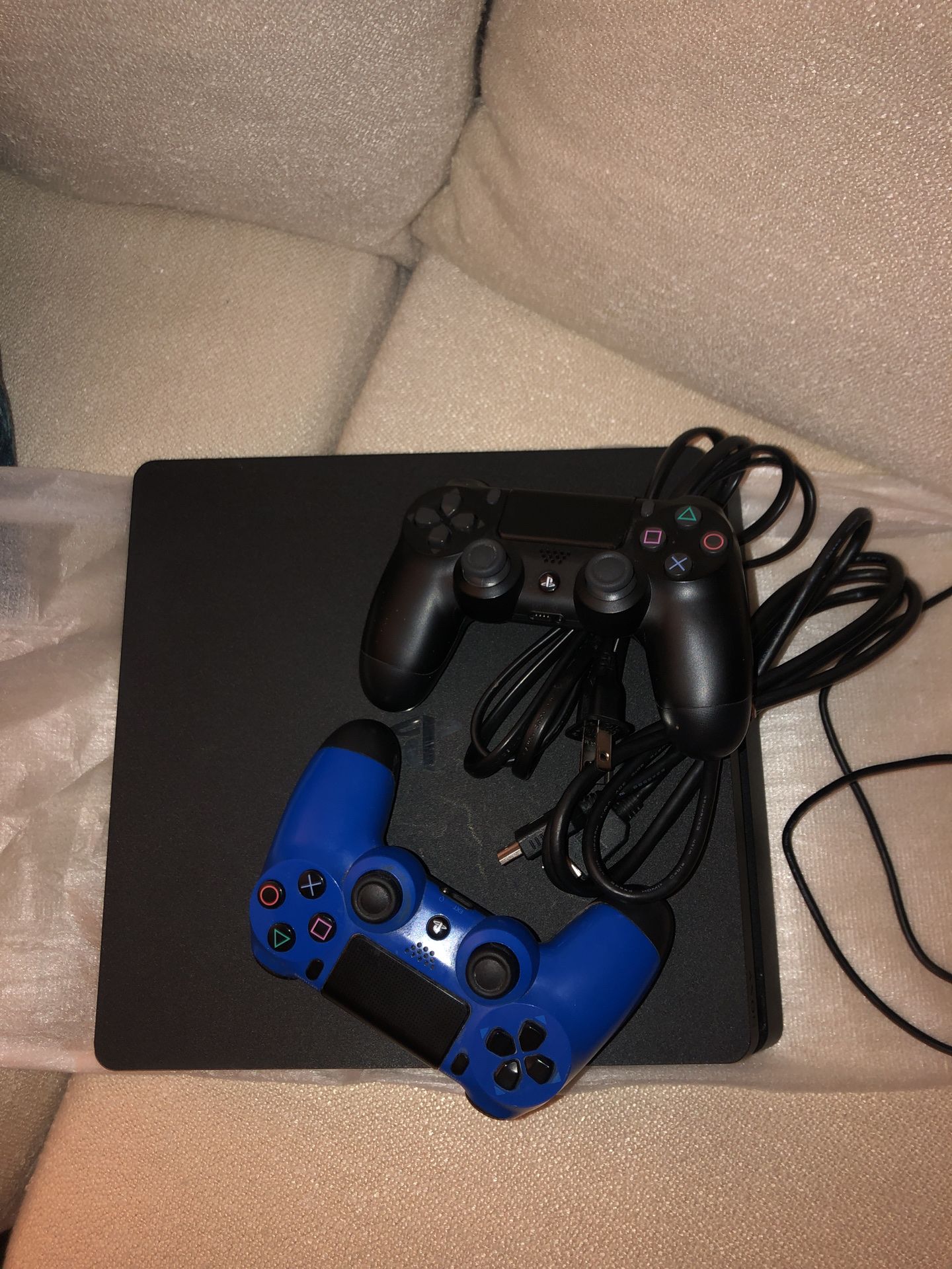 PS4 Slim 1TB (2 Controllers)