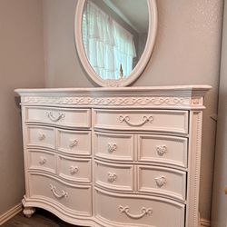 3 Piece Set Disney Princess Rooms2Go Bed Frame,Dresser, Mirror Set