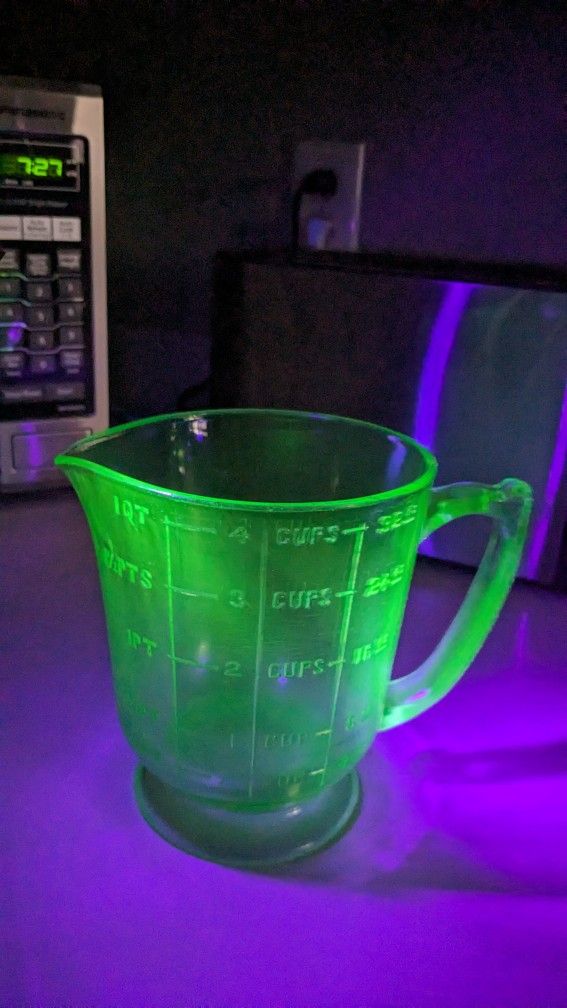 Vintage 1950s Hazel Atlas Uranium Green Glass Measuring Cup