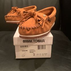 MINNETONKA   New Never Worn In Box Women’s Kitty plus Brown
