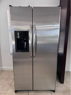 GE Side-by-Side Refrigerator – Model GSH25JSDBSS -Pickup only.