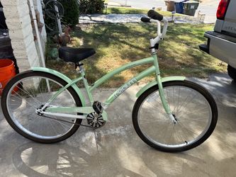 The Realm "Shorebreak’ beach cruiser bike like brand new