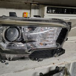 Headlights Toyota Tacoma 