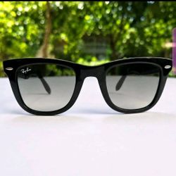 Ray-Ban Folding Wayfarer Black Gradient Sunglasses RB4105 50 22