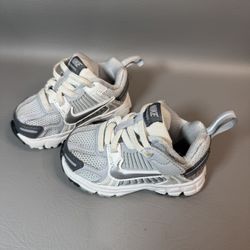 Nike Vomero 5  Toddler Sneakers Shoes White And Gray- Size 5c