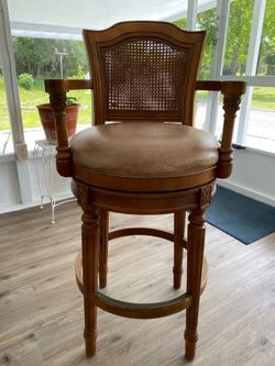 Silla de bar giratoria madera atornillada y silla de cuero