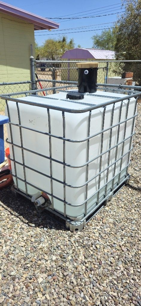1000 Gallon Water Container