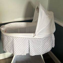 Delta Children Deluxe Soothing Dreams Bassinet