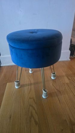 Chair with pocket storage