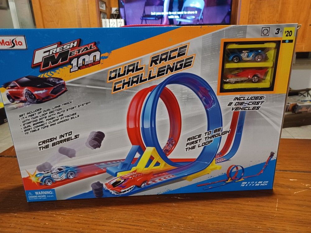 New Dual challenge race track with 2 cars. New in Box $10