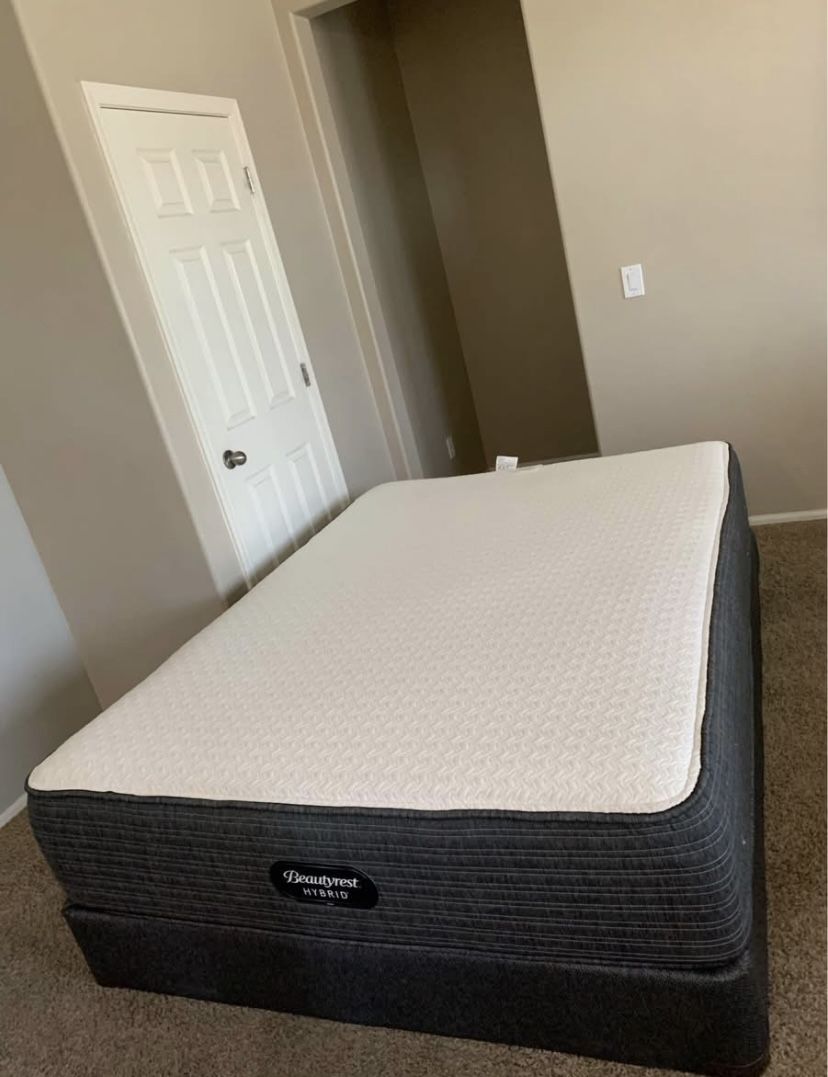 QUEEN BEAUTYREST HYBRID MATTRESS AND FREE BOX SPRINGS