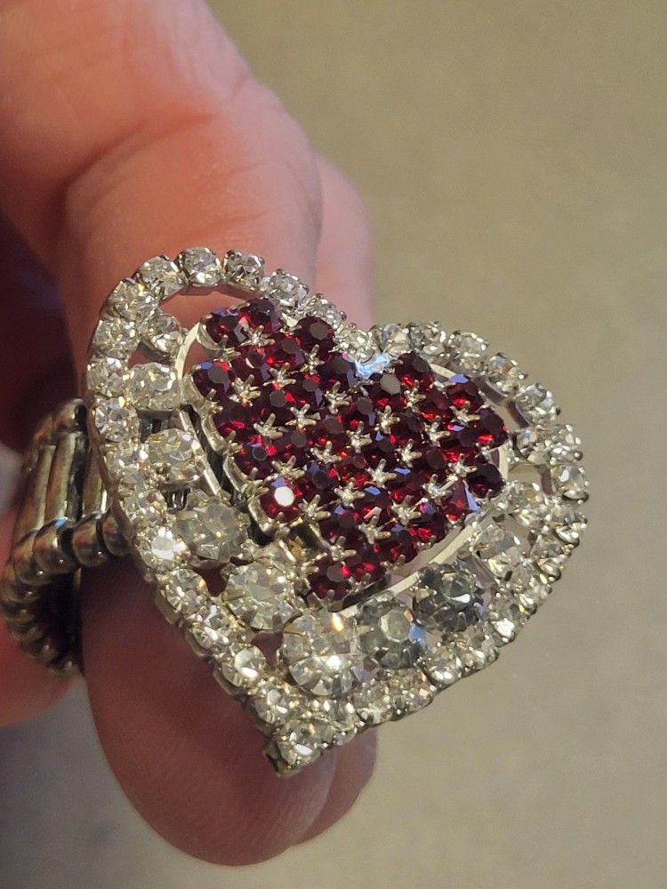 Ring large bling hearted jewels surrounded by clear jewels