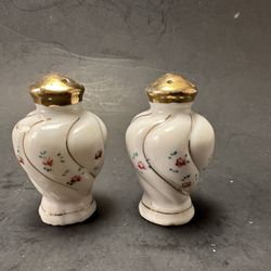 VTG SALT & PEPPER SHAKERS- SMALL DELICATE FLOWERS Gold Gilded TRIM CORK STOPPERS - MADE IN JAPAN