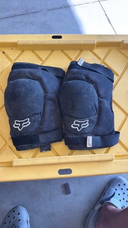Mountain biking knee pads