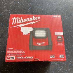 Milwaukee 4000 Rover Dual Power Flood Light 