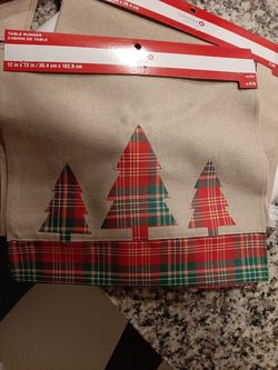 New 8 placemats and 1 table runner