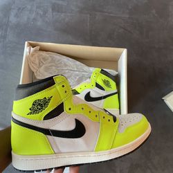 Jordan 1 High OG ‘Visionaire’  Size 8 Men’s Shoes