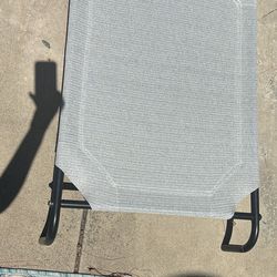 Raised outdoor dog bed