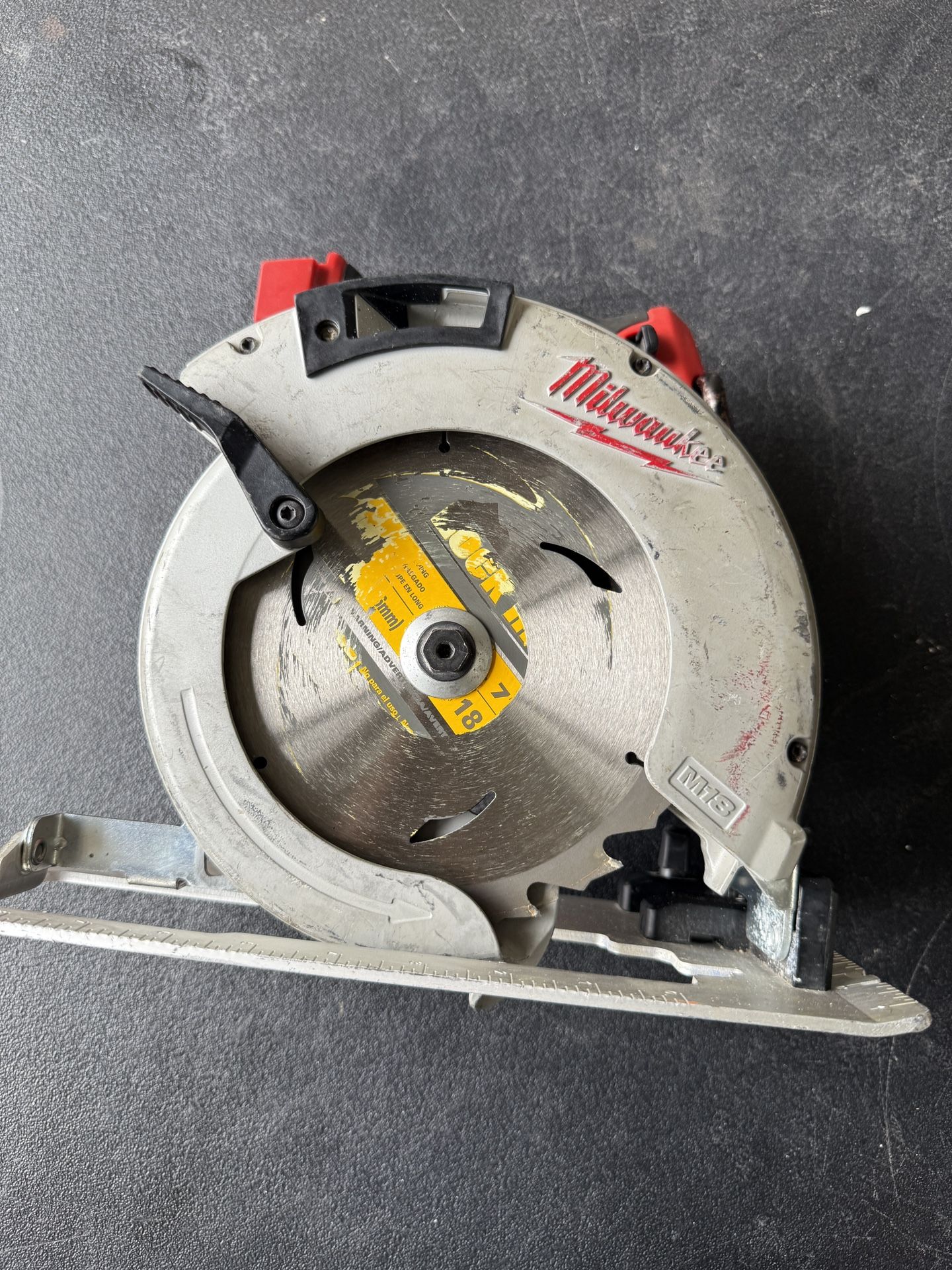 Milwaukee M18 18V Lithium-lon Brushless Cordless 7-1/4 in. Circular Saw (Tool-Only)