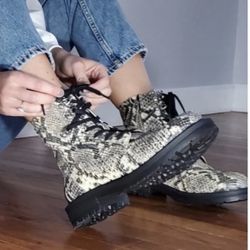 SNAKE PRINT D.V DOLCE VITA BOOTS SIZE 6.5