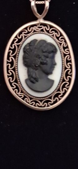 Vintage Cameo On Gold Chain