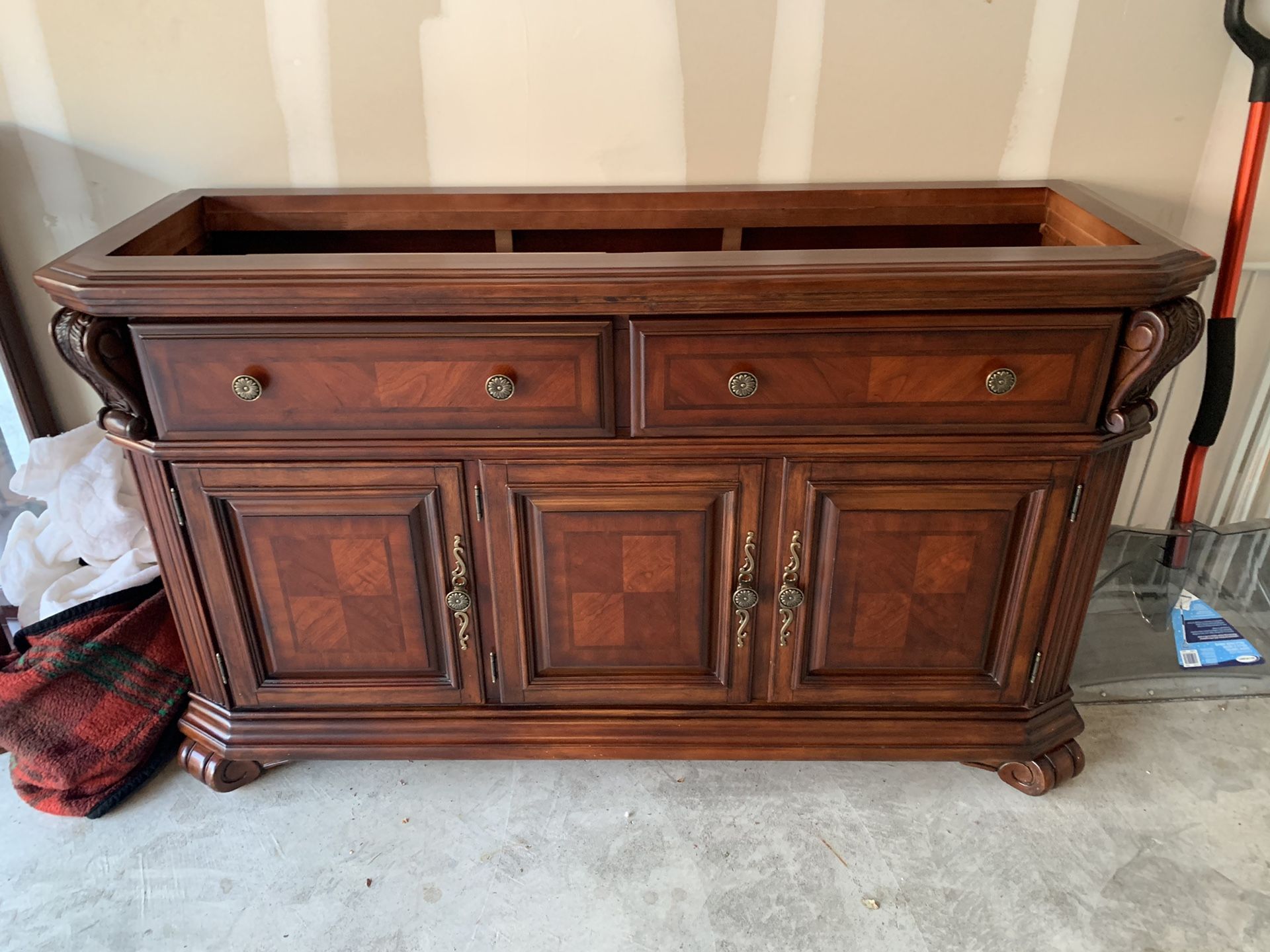 Like new broyhill china cabinet and hutch